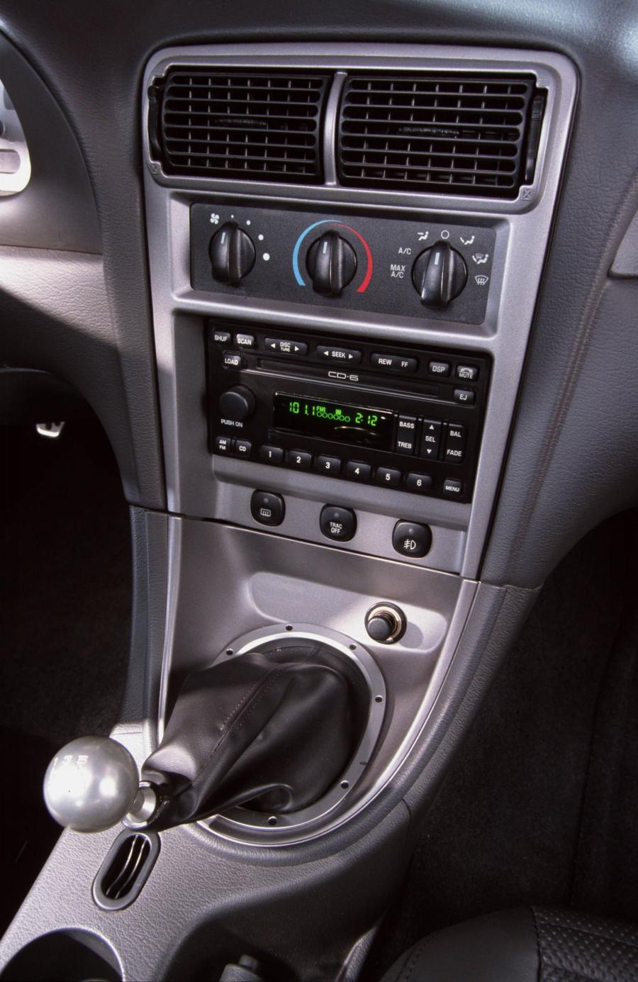 Детали интерьера Ford Mustang Mach I 2003 года  (фото 5 из 25)